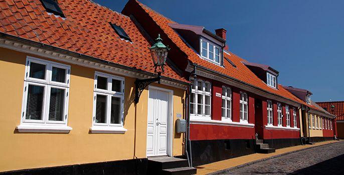 Gult och rött hus vid sidan av varandra med fina fönster från Klar